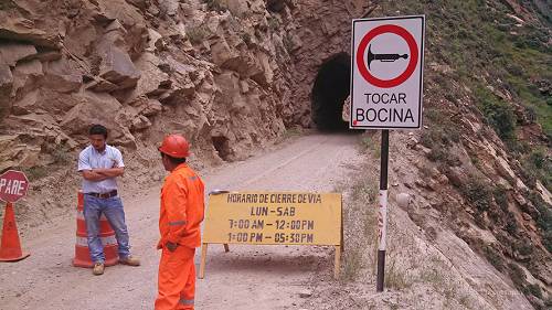 Peru road works sign.