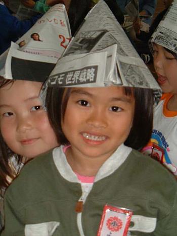 With a group of young children we make paper hats.