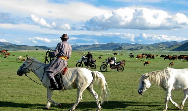 Laurent-Bendel-HorsesVsBikes-Mongolia