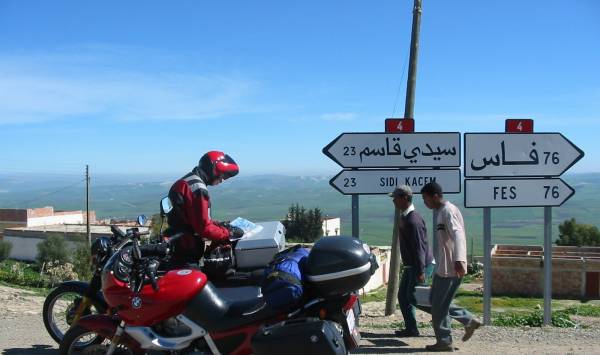 Ekke-Kok-Riding-in-Morocco-Looking-at-the-Map Ekke-Kok-Riding-in-Morocco-Looking-at-the-Map