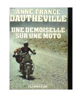 Une Demoiselle Sur une Moto